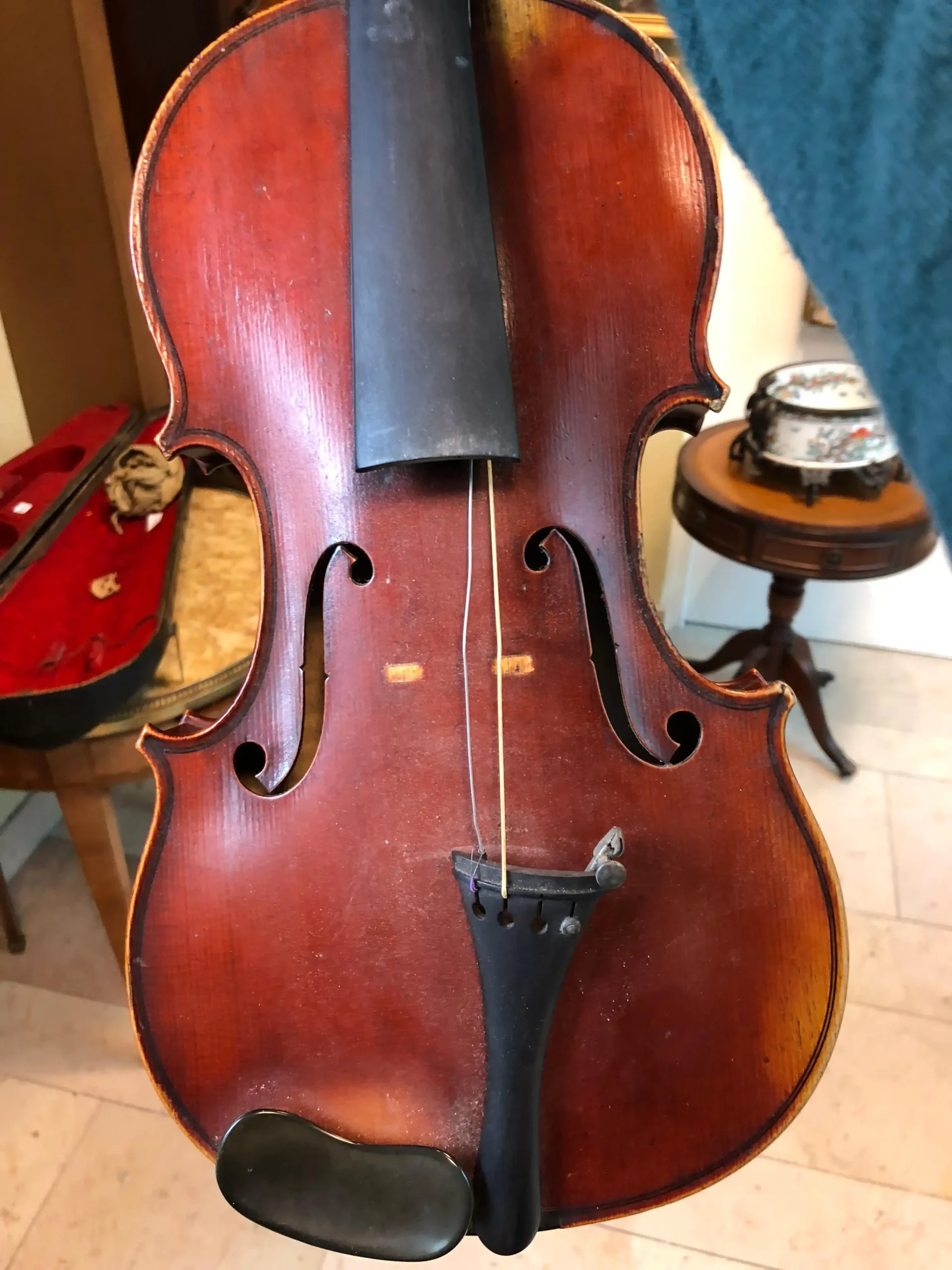 restauration d'un violon ancien abimé